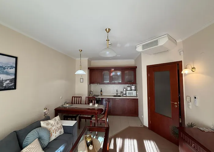 Cozy 300m To Gondola - Free Parking Apartment